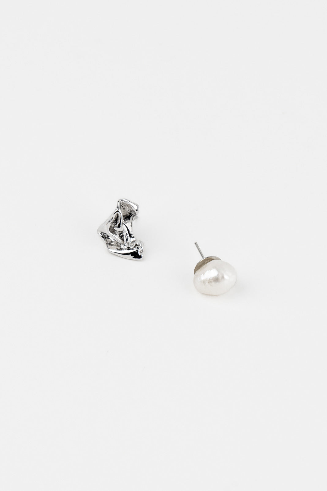 The asymmetric pearl earrings