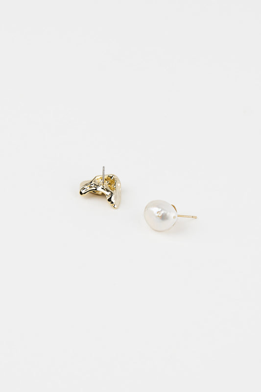 The asymmetric pearl earrings